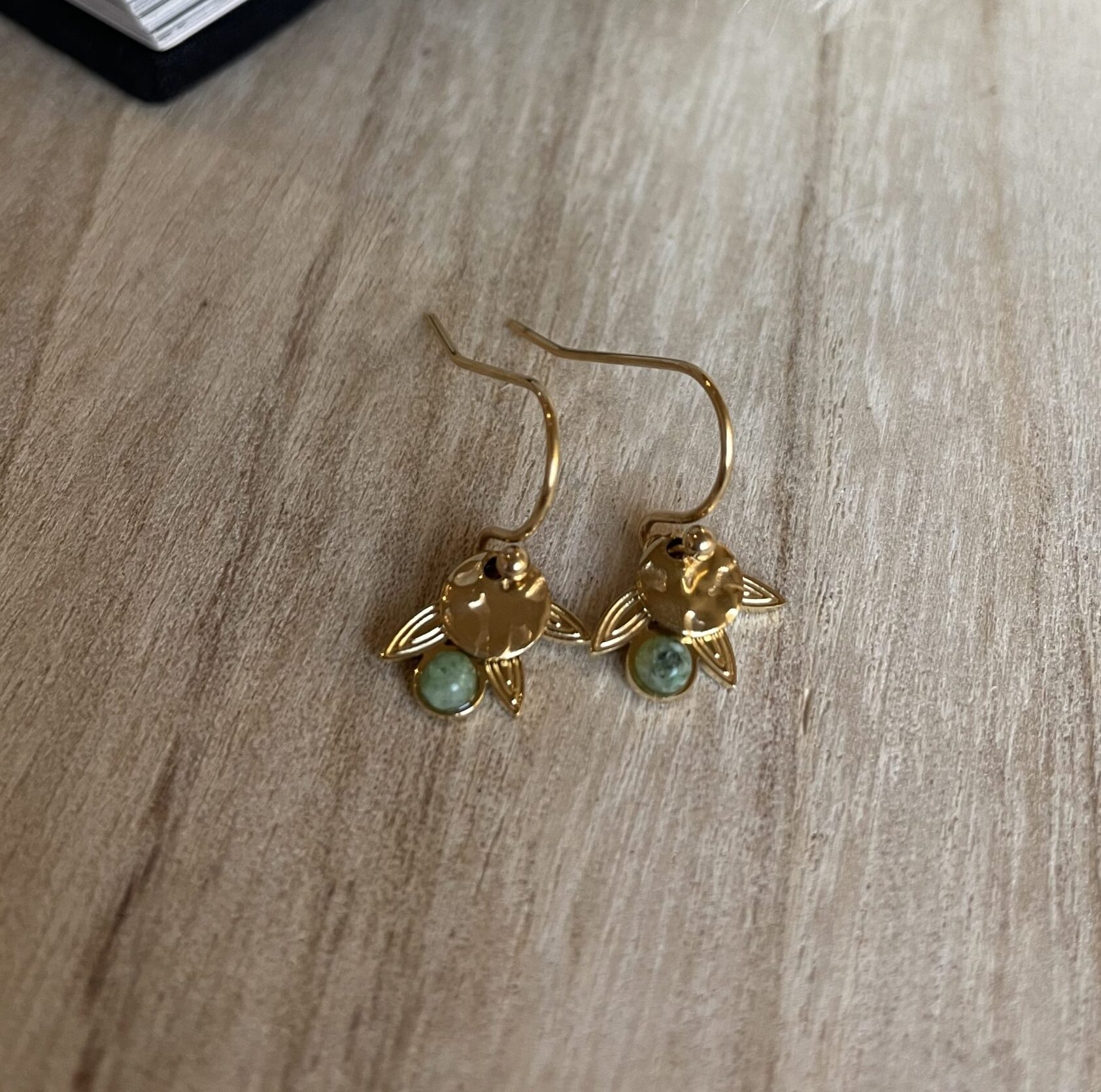 Boucles d’oreilles avec pendentif doré et vert