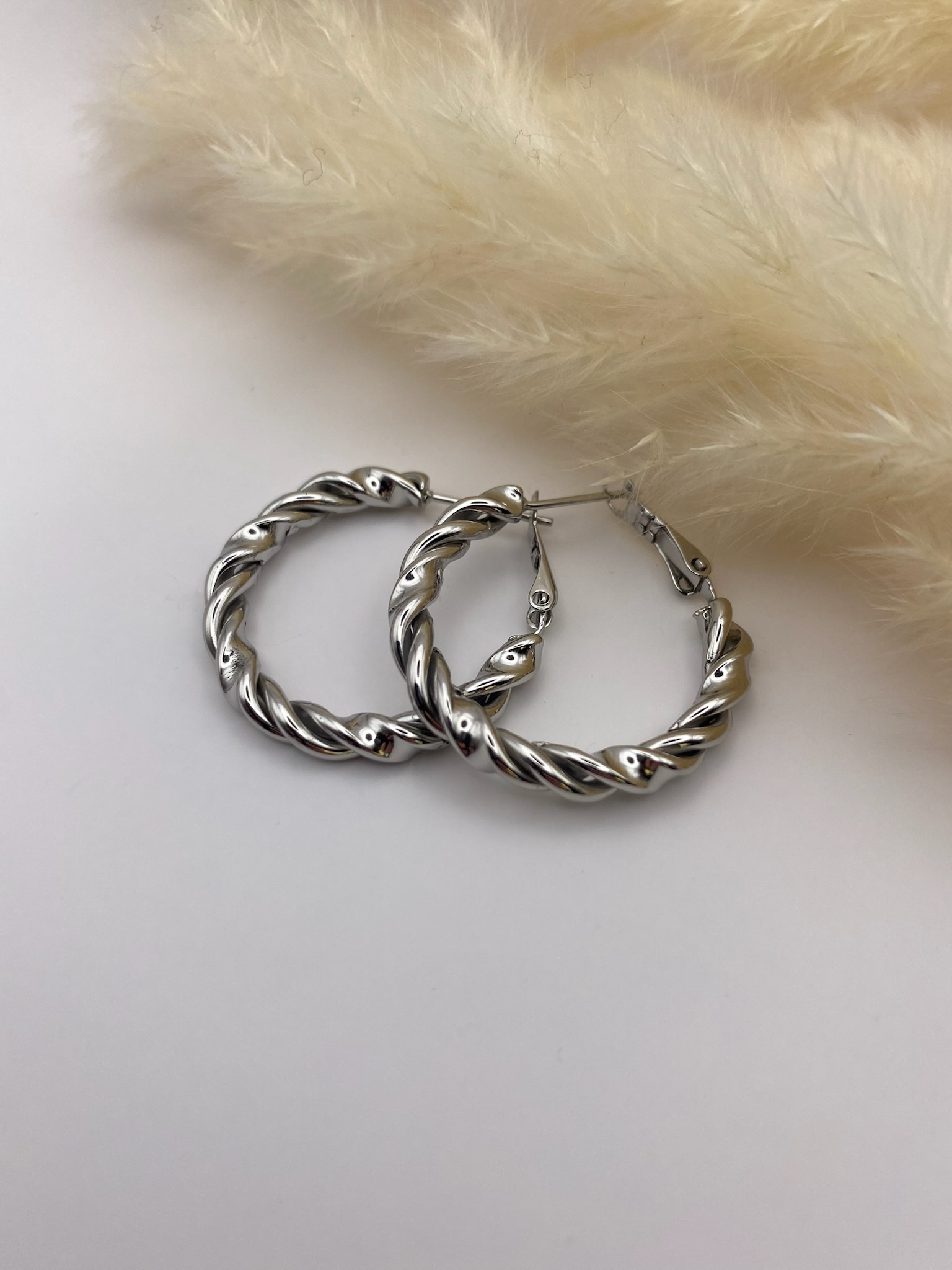 Boucles d’oreilles torsadées argentées