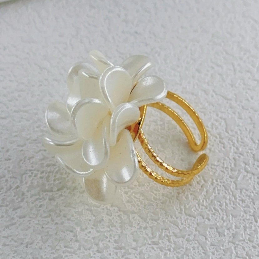 Bague avec une grosse fleur en acier inoxydable