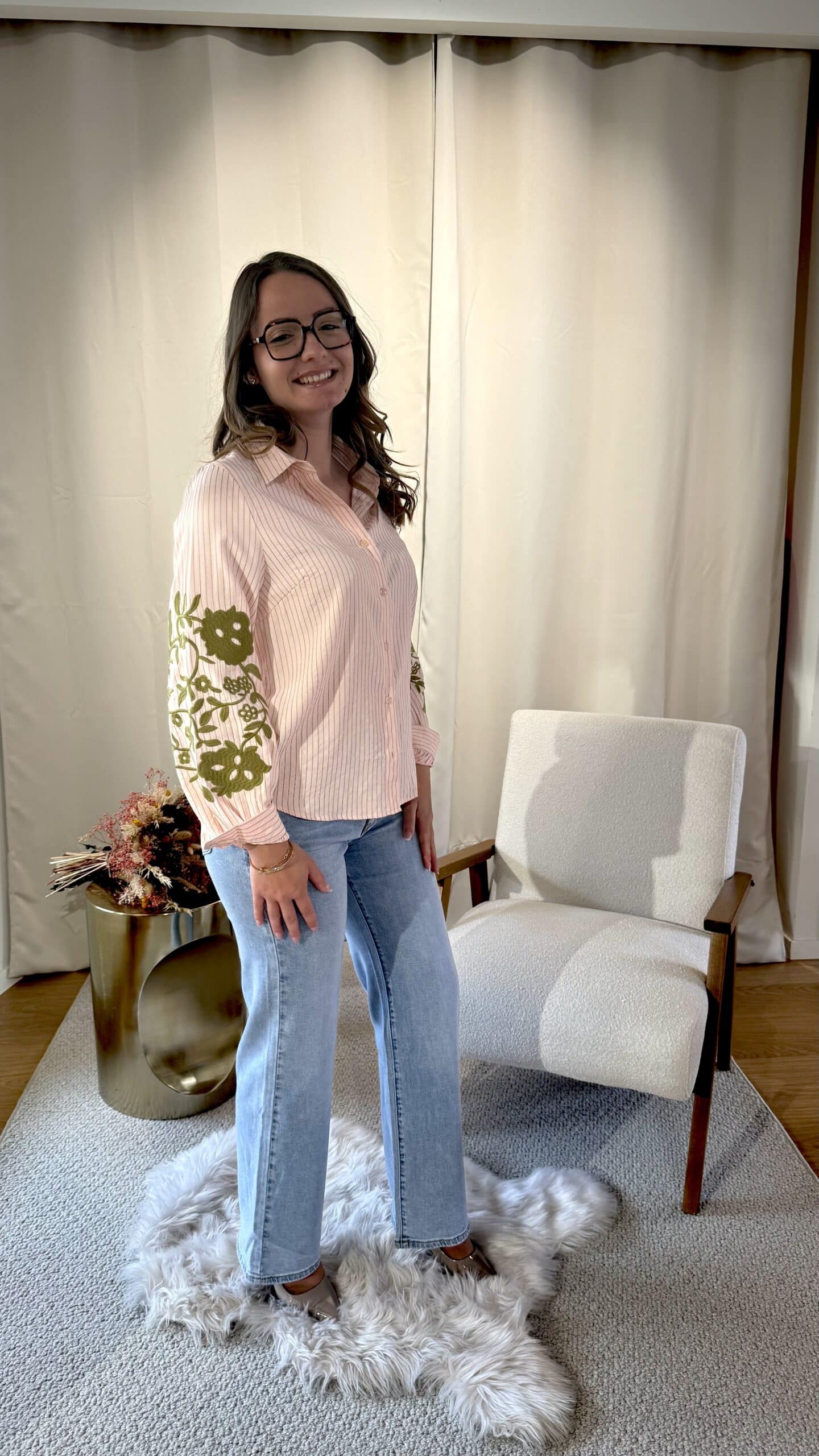 Chemise rose avec motifs brodés sur manches MANON