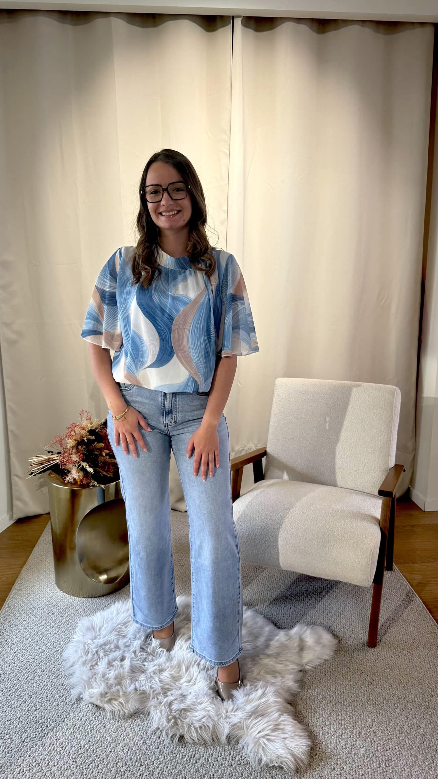 Blouse fluide bleue avec imprimé AURA
