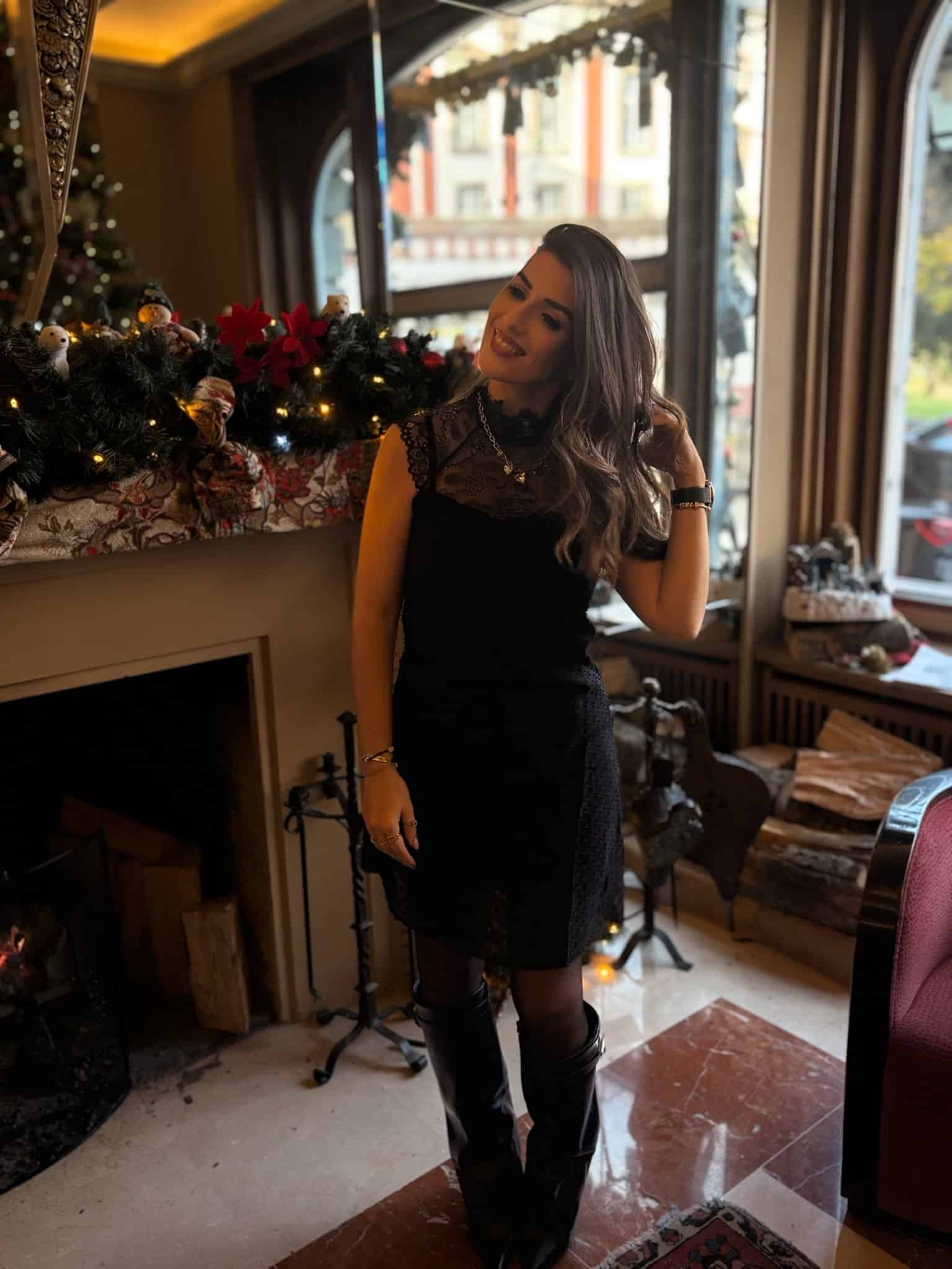 Robe noire chic à dentelle, plumetis et coupe droite CHANEL