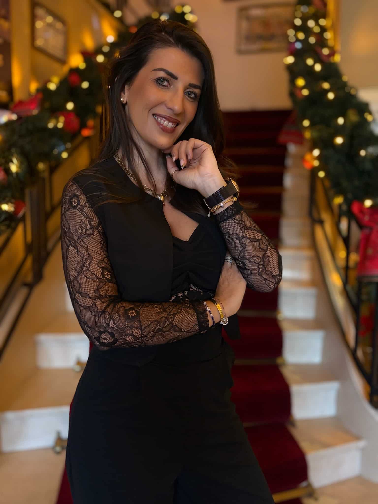 Gilet noir chic avec manches en dentelle ESMEE