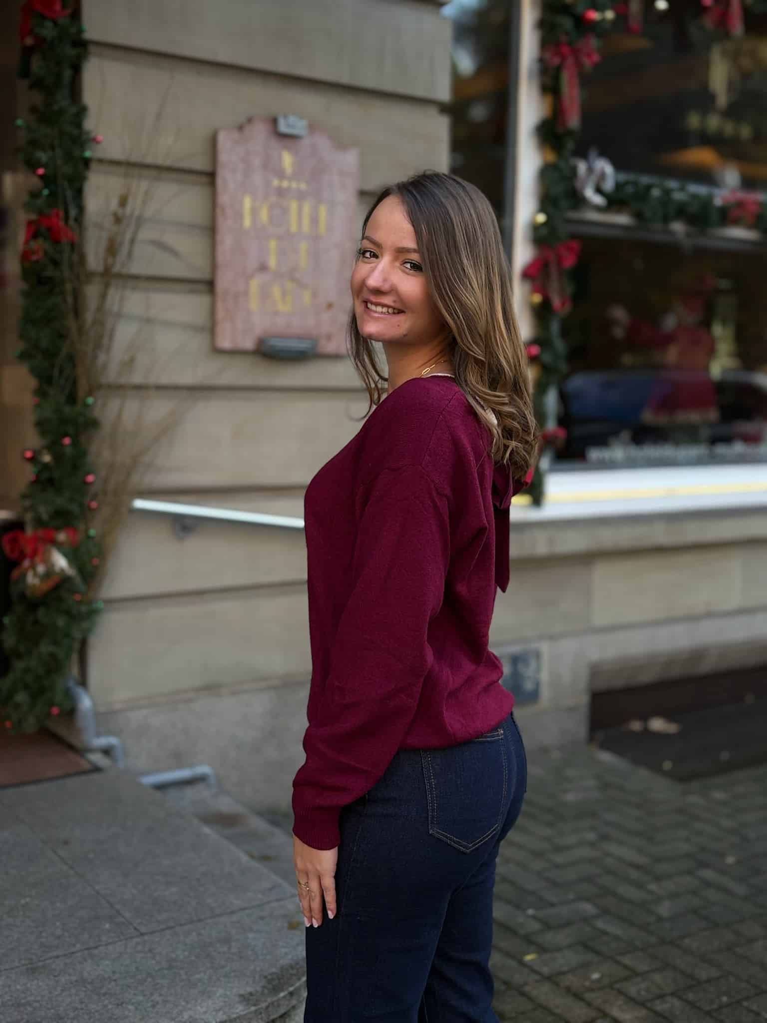 Pull bordeaux col V avec dos nu et nœud LINA