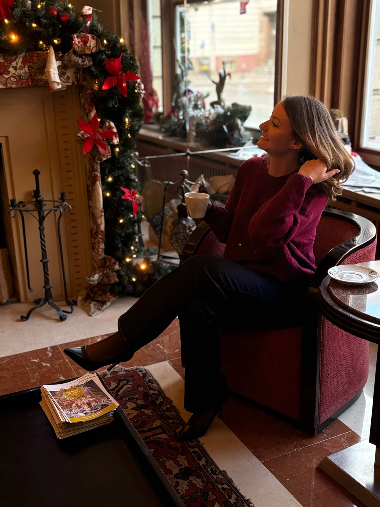 Pull bordeaux avec dos ouvert et nœuds satinés LENA