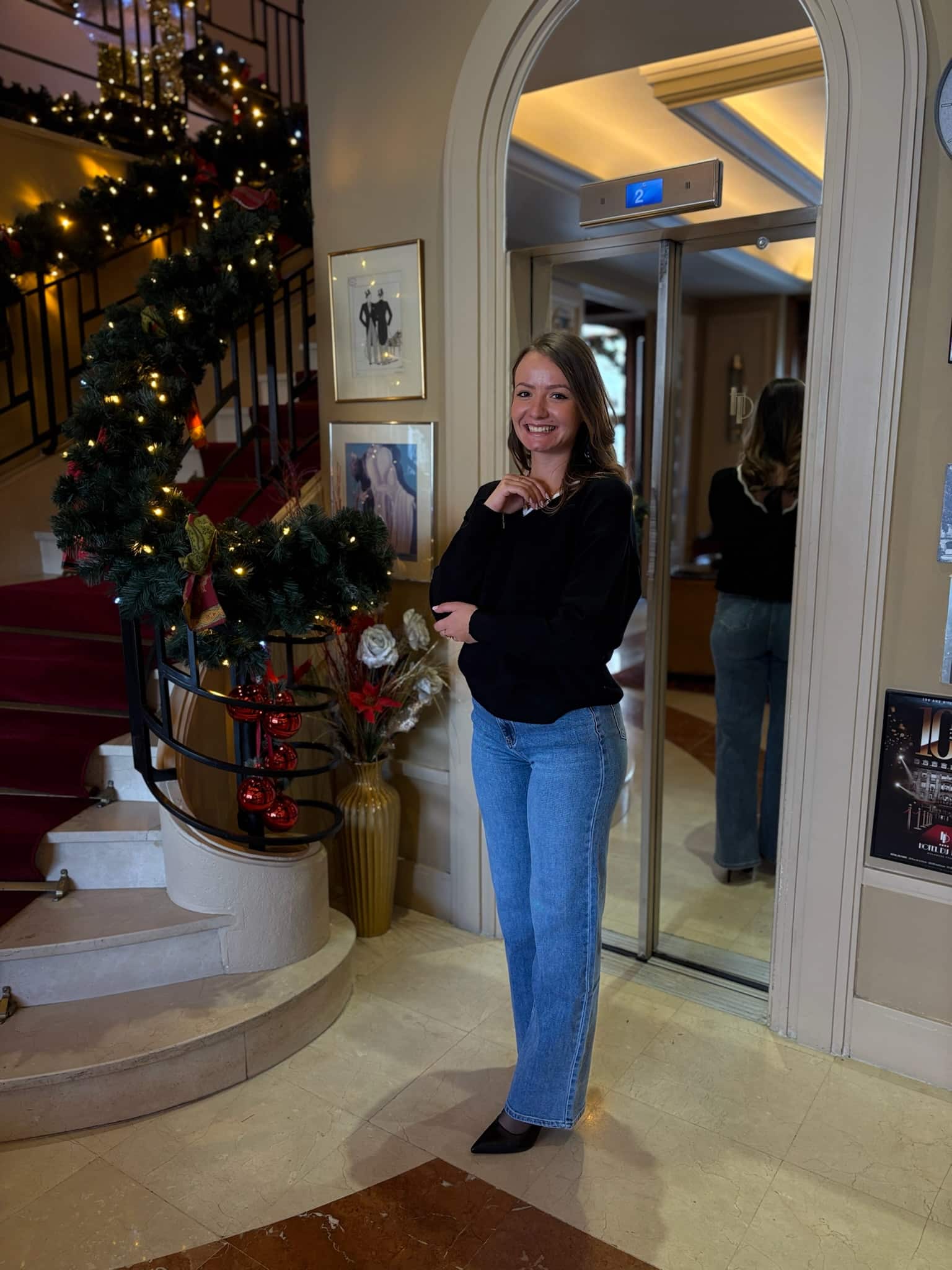 Pull noir col V avec dos nu et nœud LINA