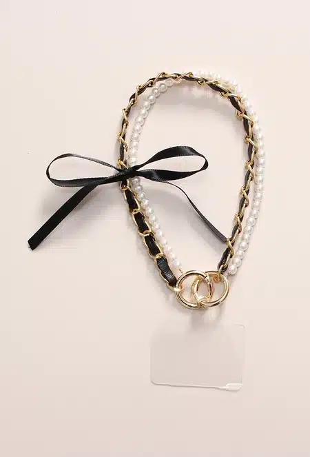 Cordon de téléphone perles & chaîne dorée – Élégant avec ruban noir