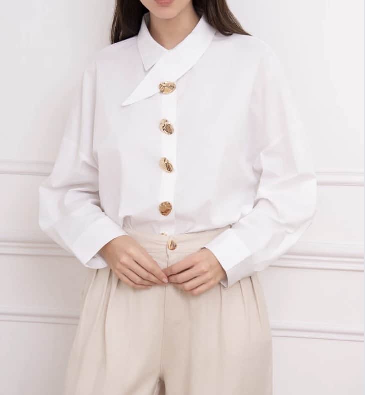Chemise blanche à col asymétrique et boutons dorés JUSTINE